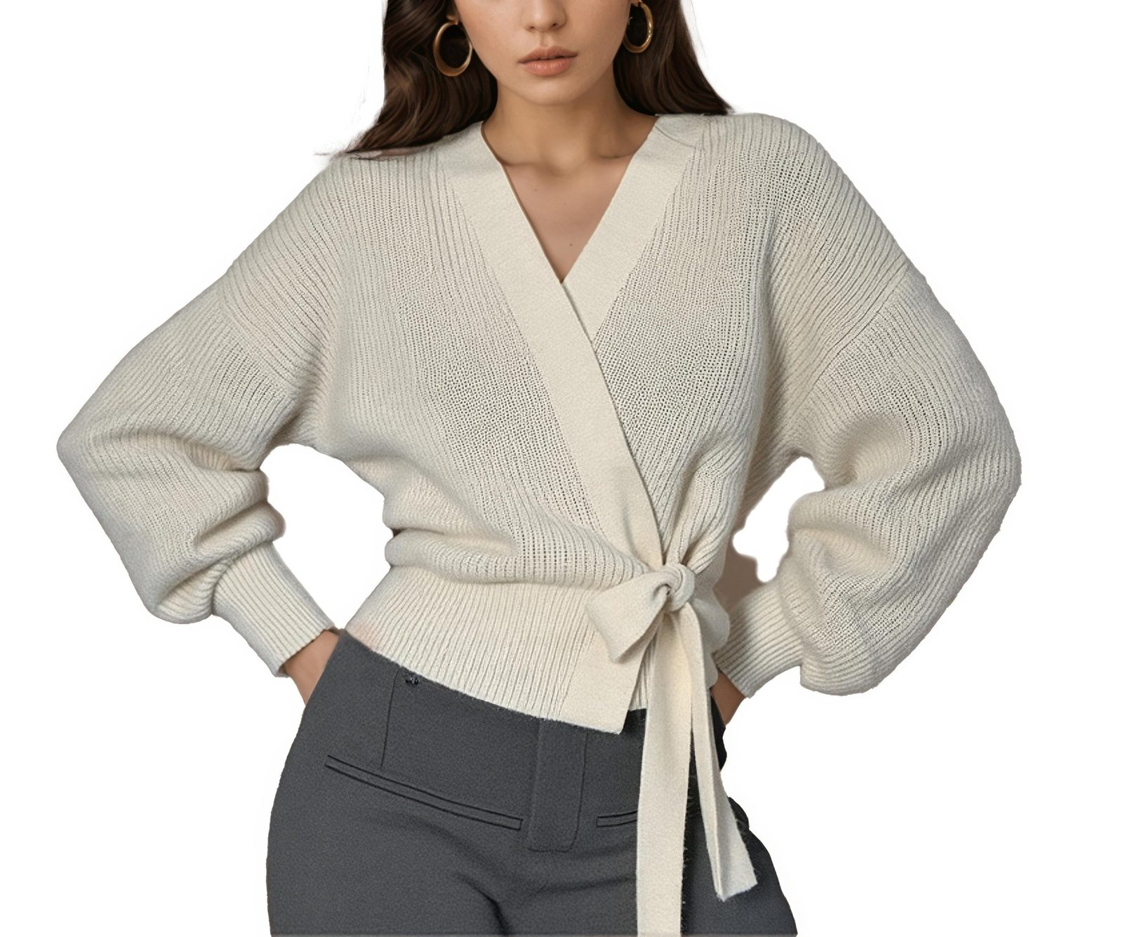 Model in cremefarbener Wickel-Strickjacke mit Schleife und grauer Hose